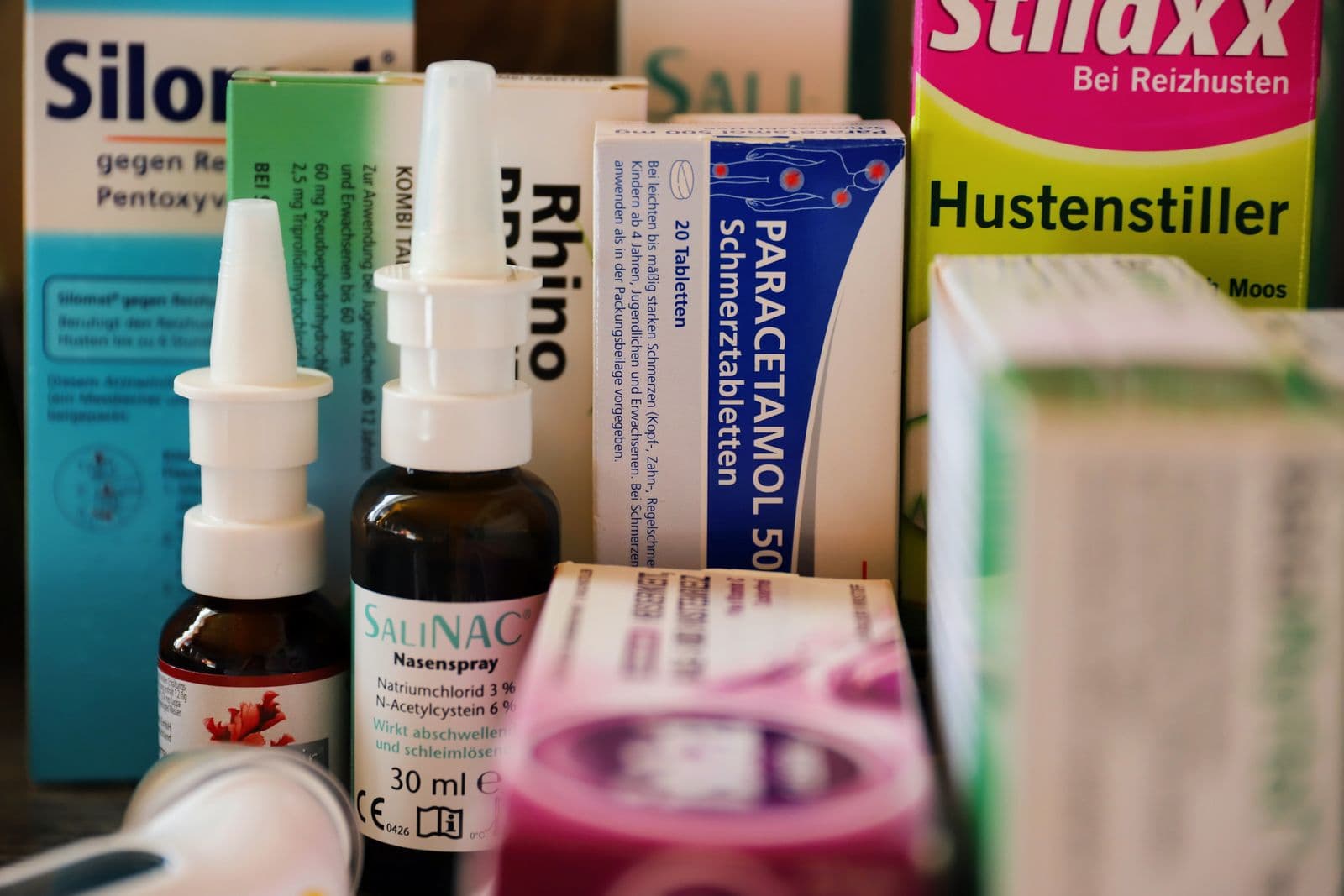 Regal mit Arzneimittelpackungen in einer Apotheke